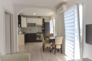 Photo de la galerie de l'établissement Brseč Villa AnDa s apartmanima i bazenom, à Brseč