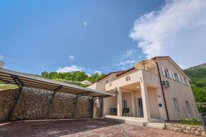 Photo de la galerie de l'établissement Brseč Villa AnDa s apartmanima i bazenom, à Brseč 54 autres photos