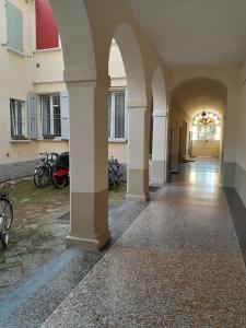 un pasillo vacío en un edificio con un montón de bicicletas en Corte Sant'Orsola Apartment en Bolonia
