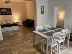 y sala de estar con mesa de comedor y sillas. en Corte Sant'Orsola Apartment en Bolonia
