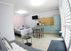 een kamer met een bank, een bed en een tafel bij Dla Dwojga in Solina