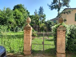 una valla de hierro forjado con una puerta en un patio en Corte Sant'Orsola Apartment en Bolonia
