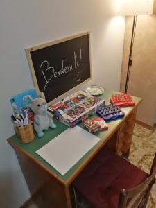 un escritorio con una pizarra y algunos libros y un osito de peluche en La casa di Cinzia en Pettorano sul Gizio