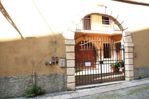 an entrance to a building with a gate at APPARTAMENTI MUSEO 3 in Verona