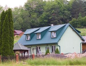 una casa azul con techo azul en Dla Dwojga en Solina