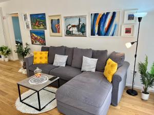 ein Wohnzimmer mit einem grauen Sofa und einem Tisch in der Unterkunft Apartment Sweet Cherry in Split