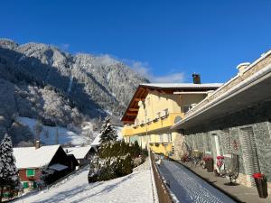 ザンクト・ガレンキルヒにあるFerienhaus Fleischの山を背景にした雪に覆われた町