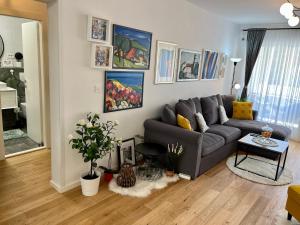 ein Wohnzimmer mit einem Sofa und einem Tisch in der Unterkunft Apartment Sweet Cherry in Split