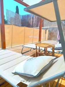 una almohada sentada en una silla en una cubierta en House with pool near Park Guell en Barcelona