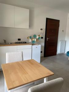 eine Küche mit einem Holztisch und einem weißen Kühlschrank in der Unterkunft In centro in Avezzano