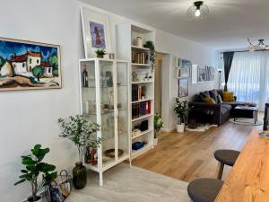 ein Wohnzimmer mit einem weißen Bücherregal in der Unterkunft Apartment Sweet Cherry in Split