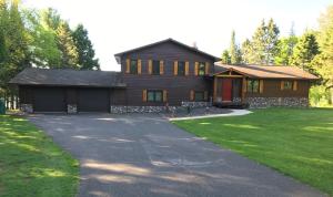 una gran casa de madera con entrada para coches en Peace Of Mind On Namakagon Condo, en Namekagon