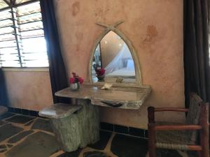 tocador con espejo en la habitación en Room in Villa - A 37m2 suite in a 560 m2 Villa, Indian Ocean View, en Shimoni