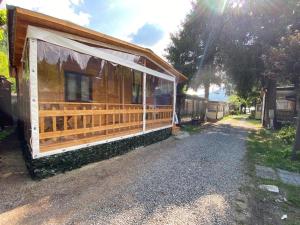 um chalé de madeira com uma janela numa estrada de cascalho em Chalet Rent Porlezza em Porlezza