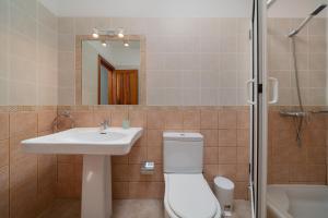uma casa de banho com um WC, um lavatório e um chuveiro em Sabbia Suites Sea View La Playita em Puerto del Carmen