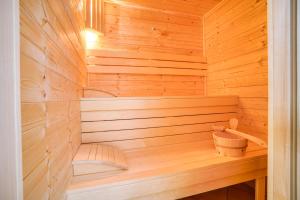 a wooden sauna with a wooden bench in a room at ČÁKYHO KÚRIA - apartmán pre 4 osoby s krbom a saunami in Smižany
