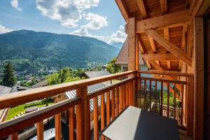 Elle comprend un balcon en bois offrant une vue sur la montagne. dans l'établissement Sumptuous 4-star chalet for unforgettable stays, à Saint-Gervais-les-Bains