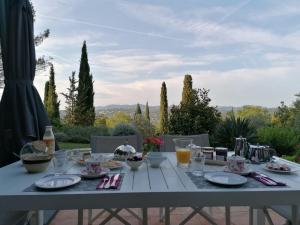 a white table with food and drinks on it at LA PERASCEDA in Spéracèdes