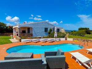 una villa con piscina di fronte a una casa di Villa Cala Granu - Porto Cervo a Porto Cervo