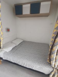 Tempat tidur dalam kamar di Studio meublé 4 à 6 couchages residence le Lagon Bleu Le Grau du Roi