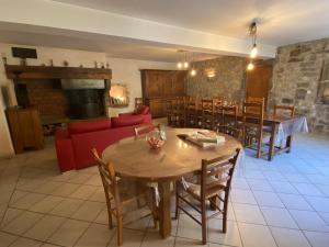 ChauzonにあるChambres d'hôtes les Clapasのリビングルーム(テーブル、赤いソファ付)