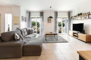 TV a/nebo společenská místnost v ubytování Óbidos Pool & Charm