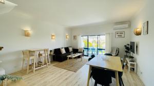 a living room with a couch and a table at Jardim da Oura by Check-in Portugal in Albufeira