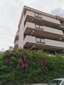 un edificio de apartamentos con flores delante en NSM La Vie en Rose, en Foggia