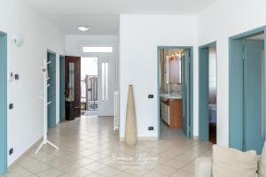 Zimmer mit einem Flur mit blauen und weißen Türen in der Unterkunft Casa Jimmy in Lovere