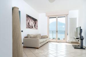 Una sala de estar con un sofá y un televisor. en Casa Jimmy, en Lovere