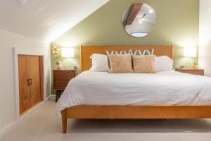 - une chambre avec un grand lit et un miroir mural dans l'établissement Telluride Mainstreet 2 Bedroom Condo, à Telluride