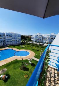 - un balcon offrant une vue sur la piscine dans l'établissement Lovely Apartment in CABO, RIVIERA BEACH, à Cabo Negro