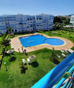 - une vue sur une grande piscine en face d'un bâtiment dans l'établissement Lovely Apartment in CABO, RIVIERA BEACH, à Cabo Negro