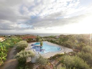 an overhead view of a swimming pool with the ocean in the background at Nice residence in San Nicol di Ricadi with pool in Ricadi