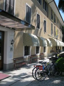 een groep fietsen geparkeerd voor een gebouw bij Albergo Centrale in Tarcento