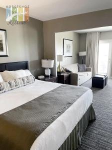 um quarto de hotel com uma cama grande e um sofá em Horseshoe Retreat em Edgar