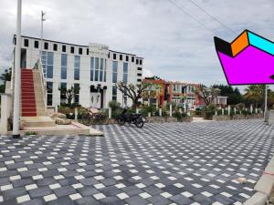 ESTO's Apartament near Tirana Airport 1 - Self CheckIN -Netflix - FREE Parking في Valjiosi: علامة ملونة أمام المبنى