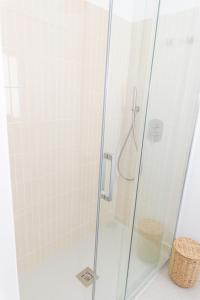 a shower with a glass door in a bathroom at Casa Los Lances Deluxe - Reformado Junto a la Playa y Terraza in Tarifa