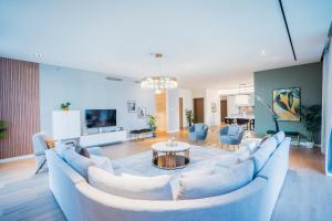 een woonkamer met een bank en een tafel bij Nasma Luxury Stays - City Walk Building 5 in Dubai