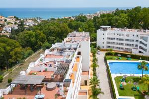 - une vue aérienne sur un bâtiment avec une piscine dans l'établissement Lets in the Sun Casa del Cielo Apartment, à Mijas