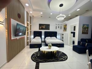 Cette chambre comprend 2 lits et une table. dans l'établissement ESTO's Apartament near Tirana Airport 1 - Self CheckIN -Netflix - FREE Parking, à Valjiosi