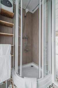y baño con ducha y puerta de cristal. en Your Private Retreat Island, en Priedkalne