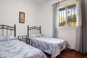 a bedroom with two beds and a window at Casa Paqui 3 in Roche