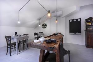 a room with a table and chairs and a tv at Ventitrémarzo Guest House in Novara