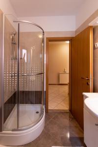 y baño con ducha, aseo y lavamanos. en Apartments Villa Nataly, en Zadar