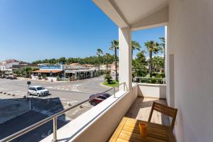 einen Balkon mit einem Stuhl und Straßenblick in der Unterkunft Affittacamere Mare nel Cuore in Torre Grande