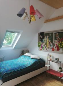 a bedroom with a bed and a window at Retro Apartment Graz in Graz