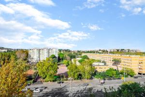Blick auf eine Stadt mit einem Parkplatz und Gebäuden in der Unterkunft Peaceful Penthouse with Garage - NDP Rent in Rom