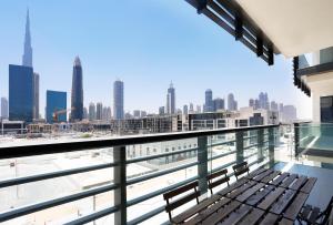 een balkon met uitzicht op de stad bij Nasma Luxury Stays - City Walk Building 5 in Dubai