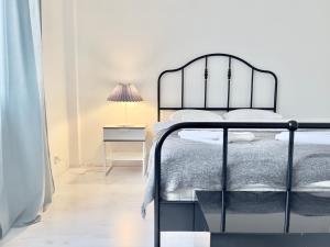 - une chambre avec un lit et une table avec une lampe dans l'établissement Lovely Central Apartment Helsinki, à Helsinki